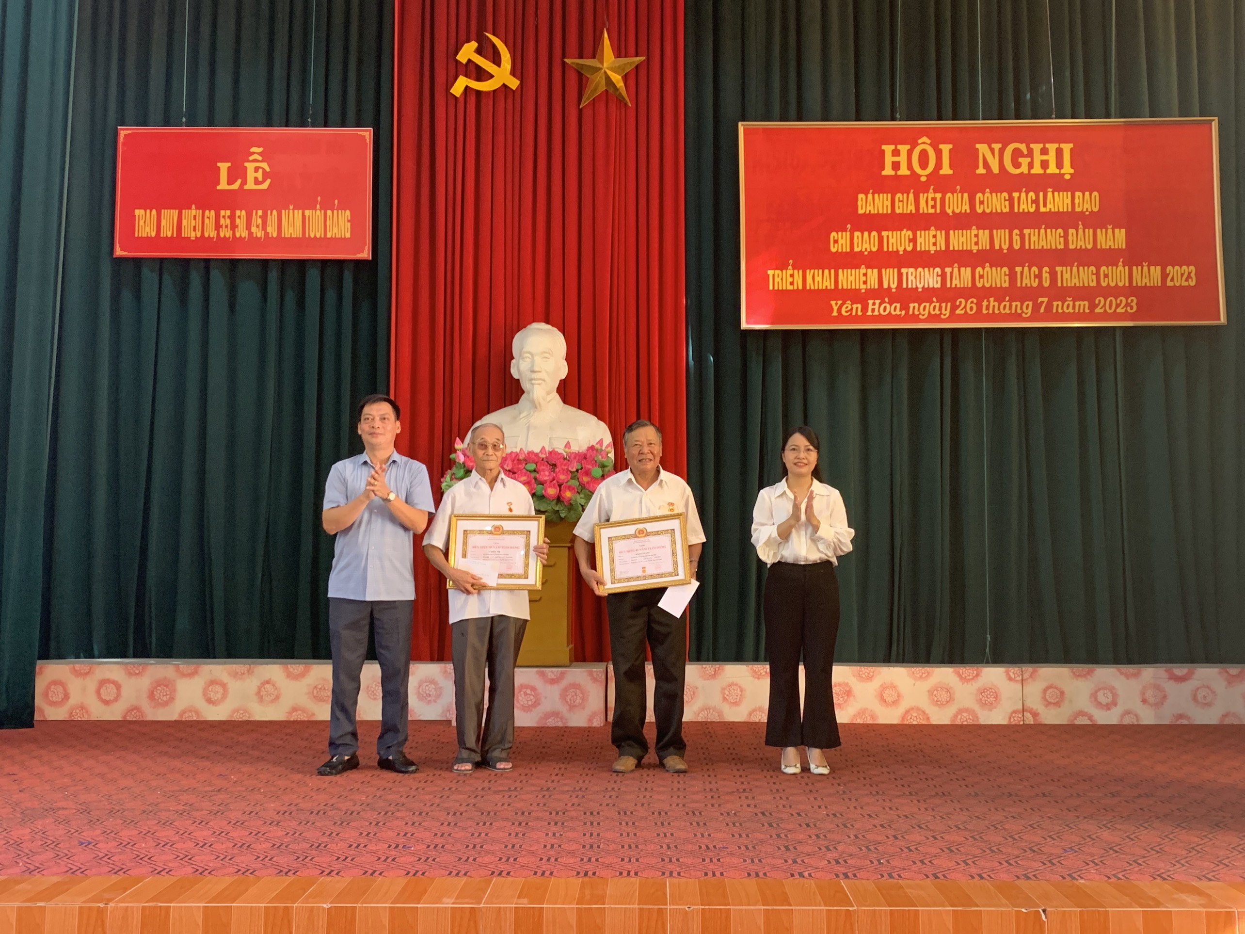 Đảng ủy xã Yên Hòa tổ chức Lễ trao Huy hiệu Đảng cho các đảng viên và sơ kết công tác lãnh đạo, chỉ đạo thực hiện nhiệm vụ công tác Đảng 6 tháng đầu, triển khai nhiệm vụ trọng tâm công tác Đảng 6 tháng cuối năm 2023.