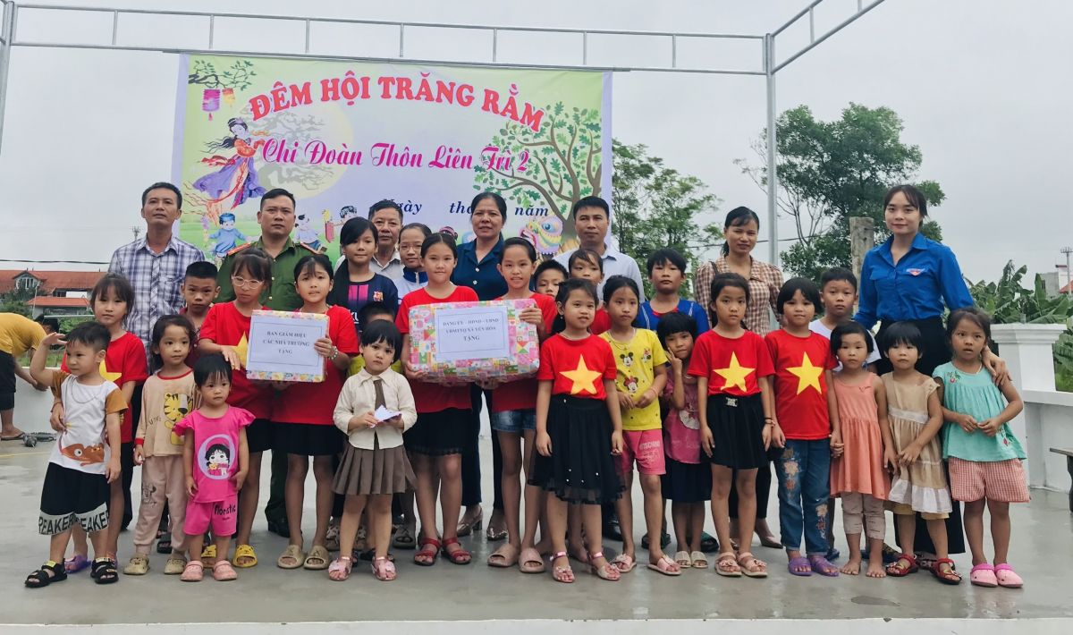 Yên Hòa tổ chức thăm và tặng quà cho thiếu niên nhi đồng nhân dịp tết Trung thu năm 2023