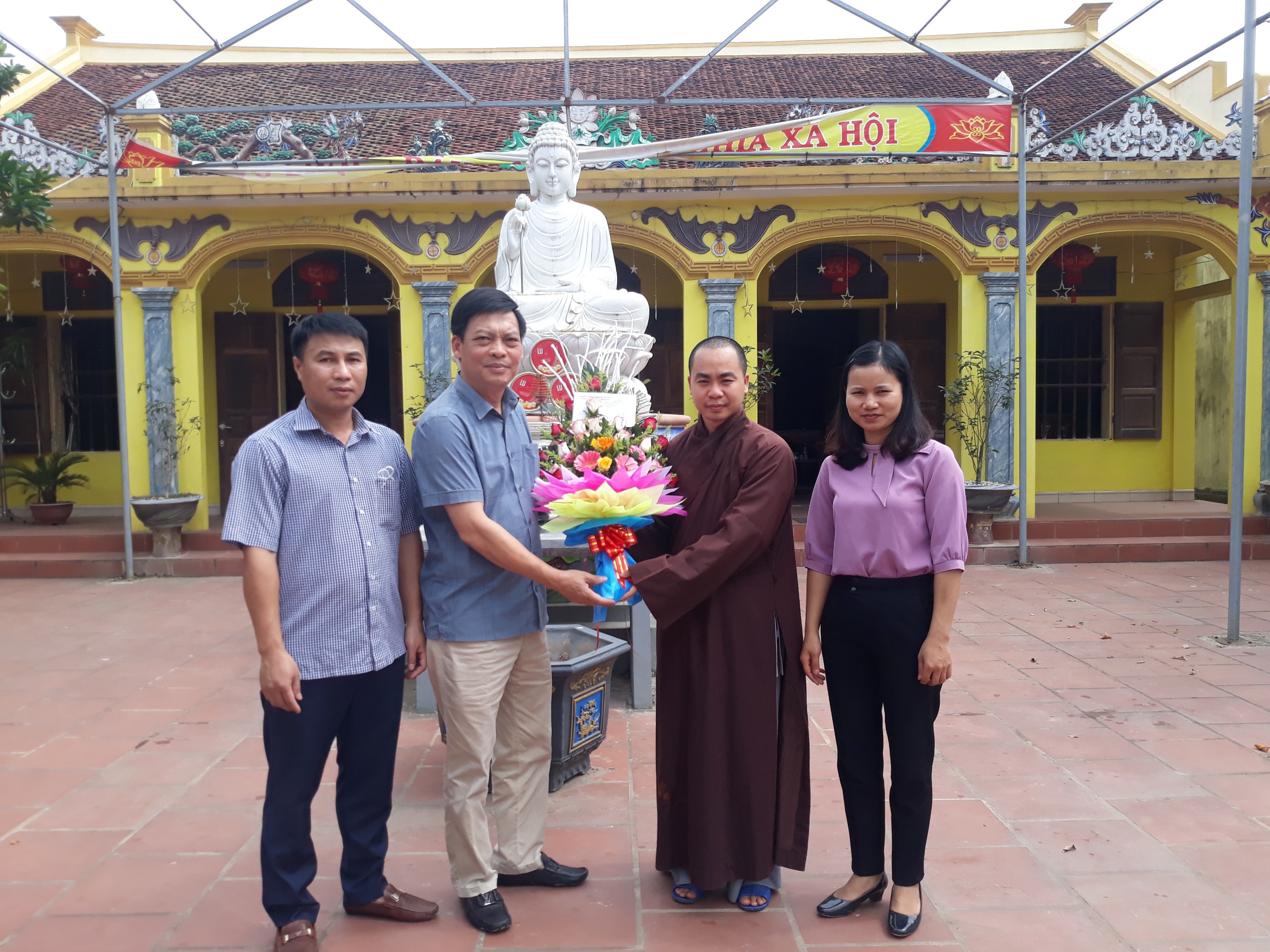 Lãnh đạo Đảng ủy, HĐND, UBND, UBMTTQ xã Yên Hòa thăm, tặng quà chúc mừng các vị chức sắc Phật giáo và phật tử các chùa trên địa bàn xã nhân dịp tuần lễ Phật đản 2022.