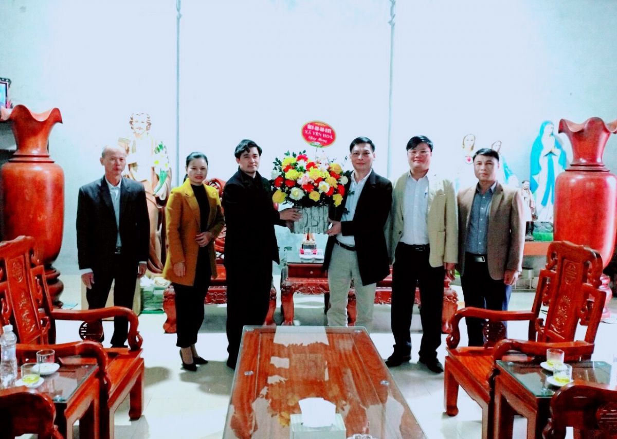 Lãnh đạo Đảng ủy, HĐND, UBND, UBMTTQ Việt Nam xã Yên Hòa thăm, tặng quà chúc mừng giáo xứ Hải Nạp nhân dịp Lễ Giáng sinh
