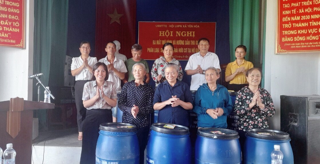 UBMTTQ xã Yên Hòa phối hợp với Hội LHPN xã tổ chức hội nghị ra mắt mô hình và hướng dẫn thu gom, xử lý rác thải hữu cơ tại hộ gia đình.