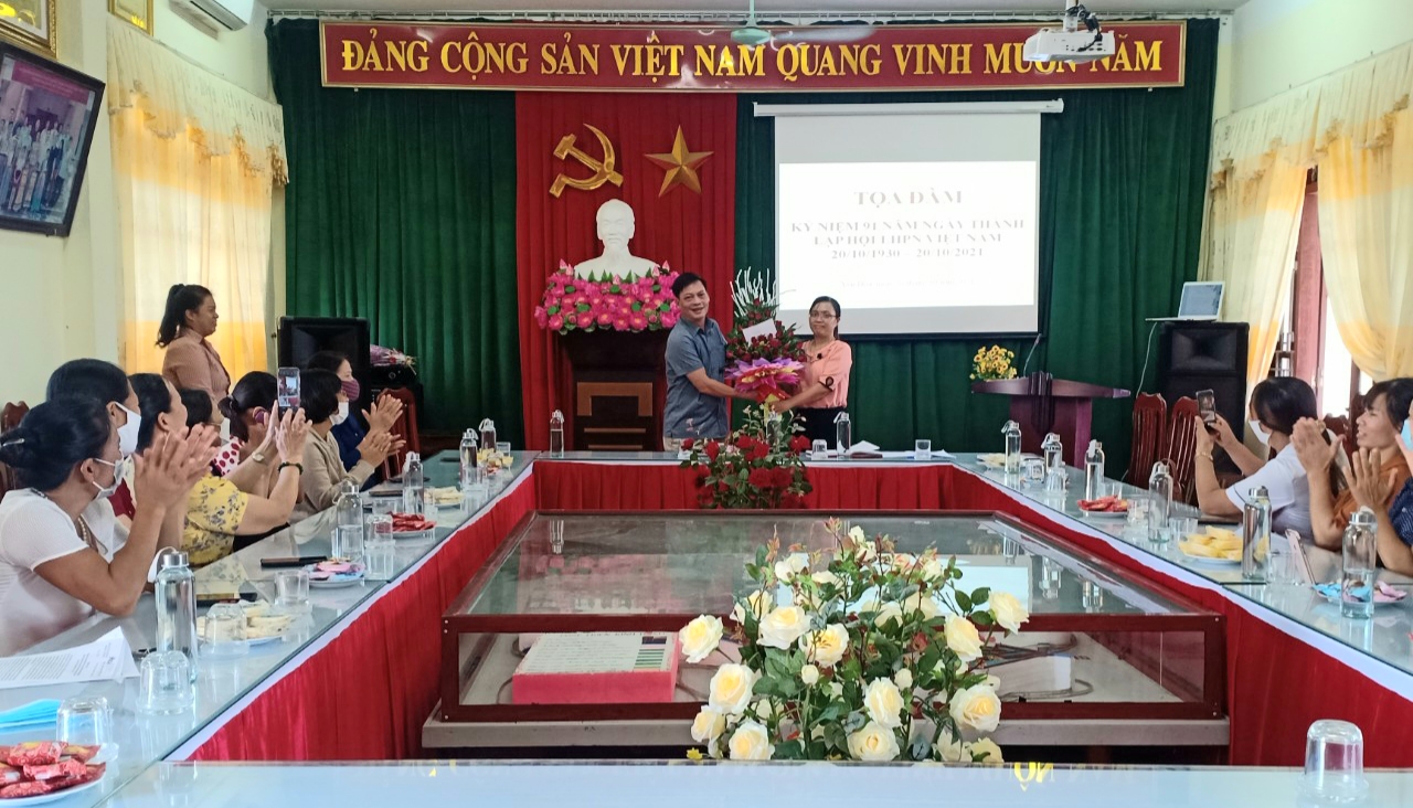 Chiều ngày 20/10, tại trụ sở UBND xã, Ban chấp hành hội Liên hiệp phụ nữ xã phối hợp với Ban nữ công công đoàn xã đã tổ chức buổi Tọa đàm kỷ niệm 91 năm ngày thành lập Hội Liên hiệp Phụ nữ Việt Nam và báo cáo kết quả đại hội đại biểu phụ nữ tỉnh Ninh Bình lần thứ XIII, nhiệm kỳ 2021-2026.