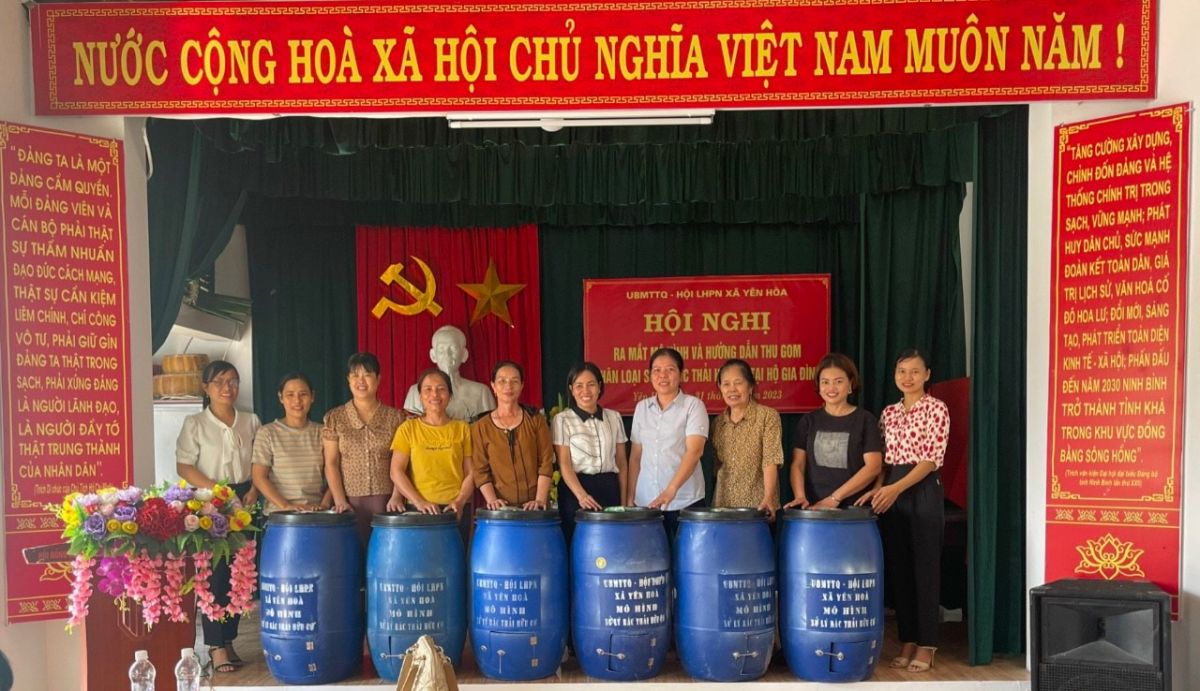 UBMTTQ xã Yên Hòa phối hợp với Hội LHPN xã tổ chức hội nghị ra mắt mô hình và hướng dẫn thu gom, sử lý rác thải hữu cơ tại hộ gia đình.