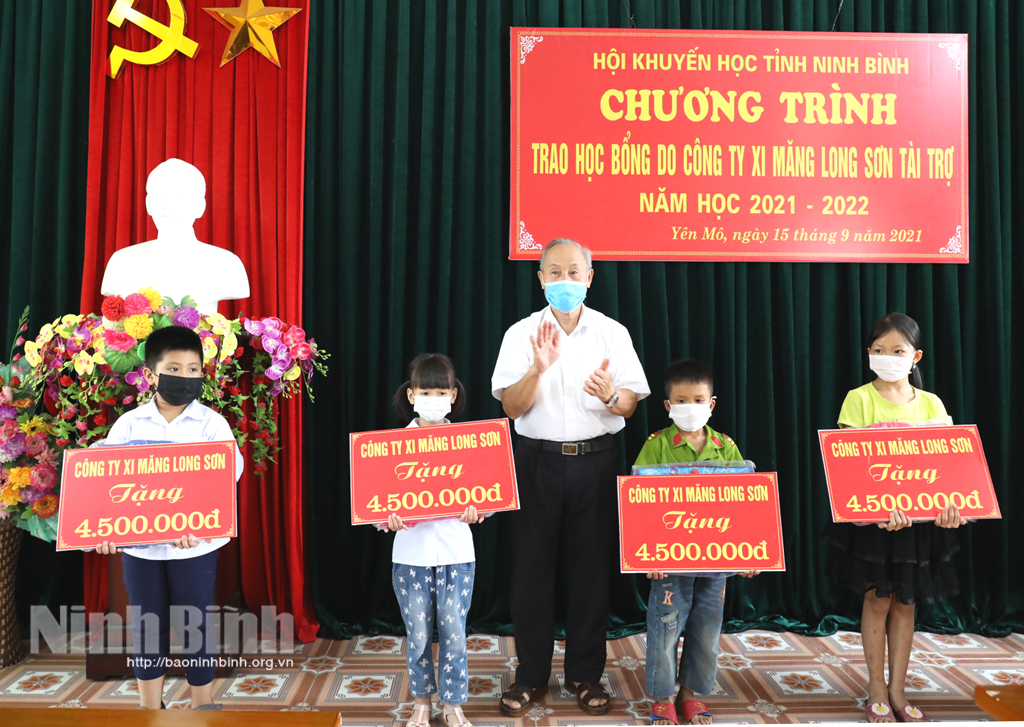 10 học sinh huyện Yên Mô được nhận học bổng của Công ty xi măng Long Sơn