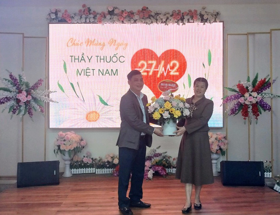 Lãnh đạo xã Yên Hòa thăm, chúc mừng Trạm Y Tế xã nhân kỷ niệm 68 năm ngày Ngày Thầy thuốc Việt Nam (27/02/1955 - 27/02/2023).