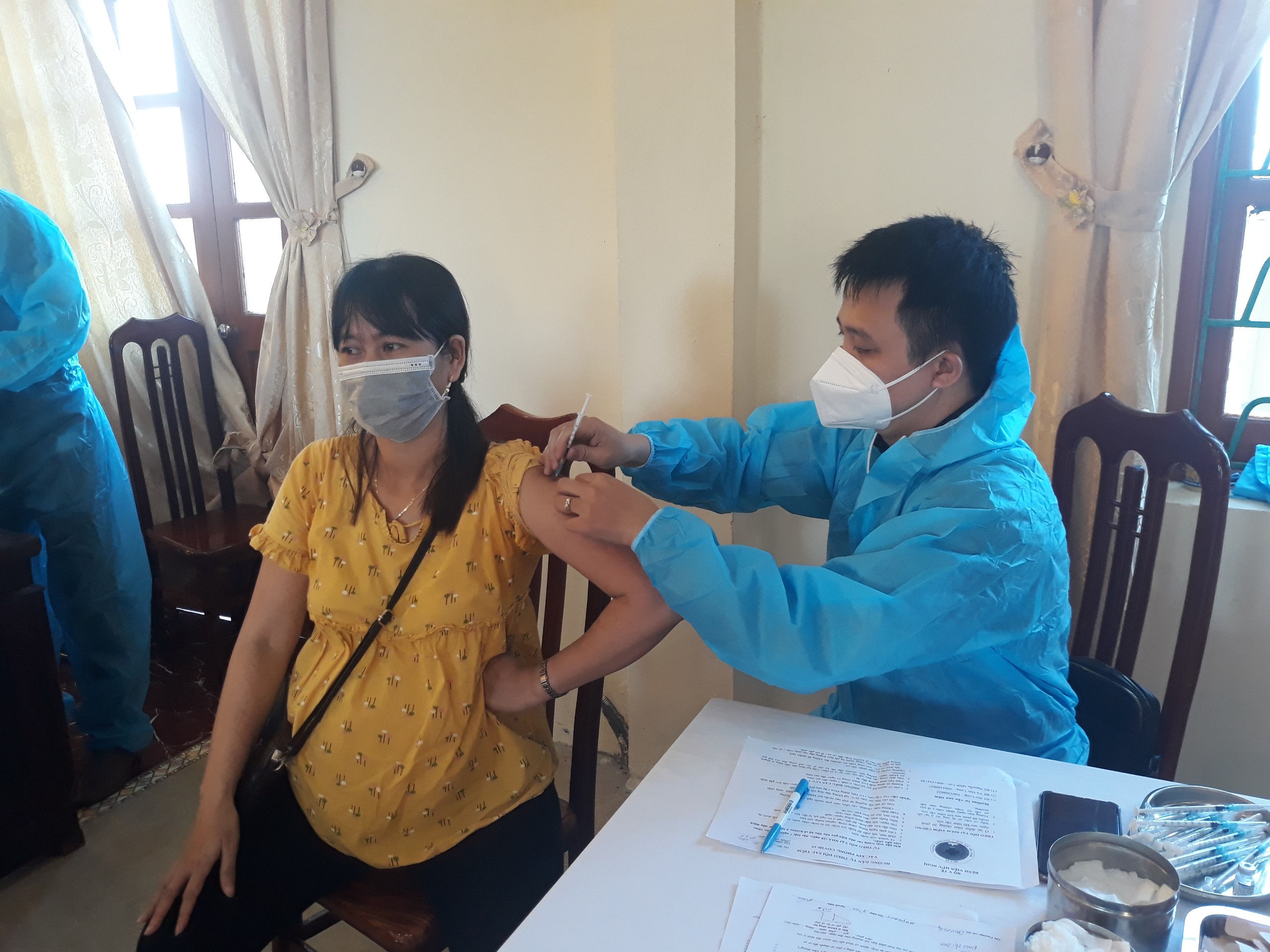 Yên Hòa tổ chức tiêm vắc xin phòng covid – 19 (Pfizer) mũi 2 cho hơn 700 người đã được tiêm mũi 1 trên địa bàn xã.