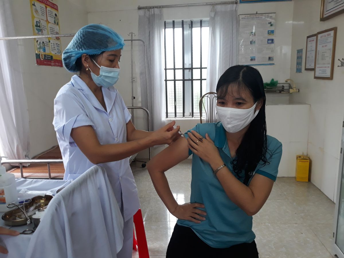 Trạm y tế xã Yên Hòa tổ chức tiêm vắc xin phòng Covid – 19